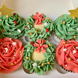 6 Christmas Cupcakes