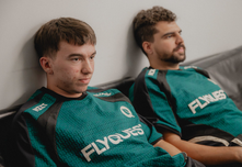 Jugadores de FlyQuest descansando con la camiseta oficial del equipo durante la LTA Norte.