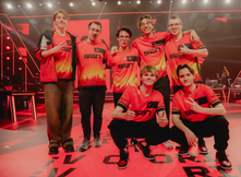 Jugadores de Sentinels posan en el escenario del VCT Americas 2025 tras su victoria en fase de grupos.