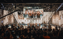 G2 Esports levantando el trofeo de la VCT Americas Stage 2 entre fuegos artificiales y celebración en el escenario