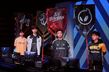 Jugadores de 100 Thieves, dignitas ,disguted y LYON en el escenario cerrando la LTA North 2025.