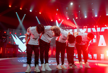 Jugadores de RED Kalunga hacen una reverencia al público tras ganar su serie en los playoffs de la LTA Sur 2025.