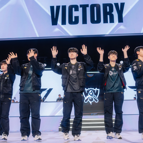 Jugadores de t1 y faker  saludando al público tras el primer día de Worlds 2025 