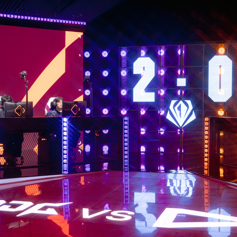 Vista general del escenario principal de la Riot Games Arena en São Paulo durante el partido del First Stand Tournament 2026. El marcador central muestra un contundente 2:0 a favor de JD Gaming