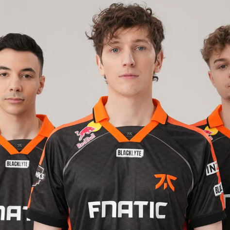 Jugadores de fnatic vistiendo el uniforme oficial negro y naranja, alineados para la presentación previa a la final de la Esports World Cup 2025.