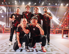 Jugadores de G2 Esports celebran su victoria en el escenario del VCT Americas Stage 2