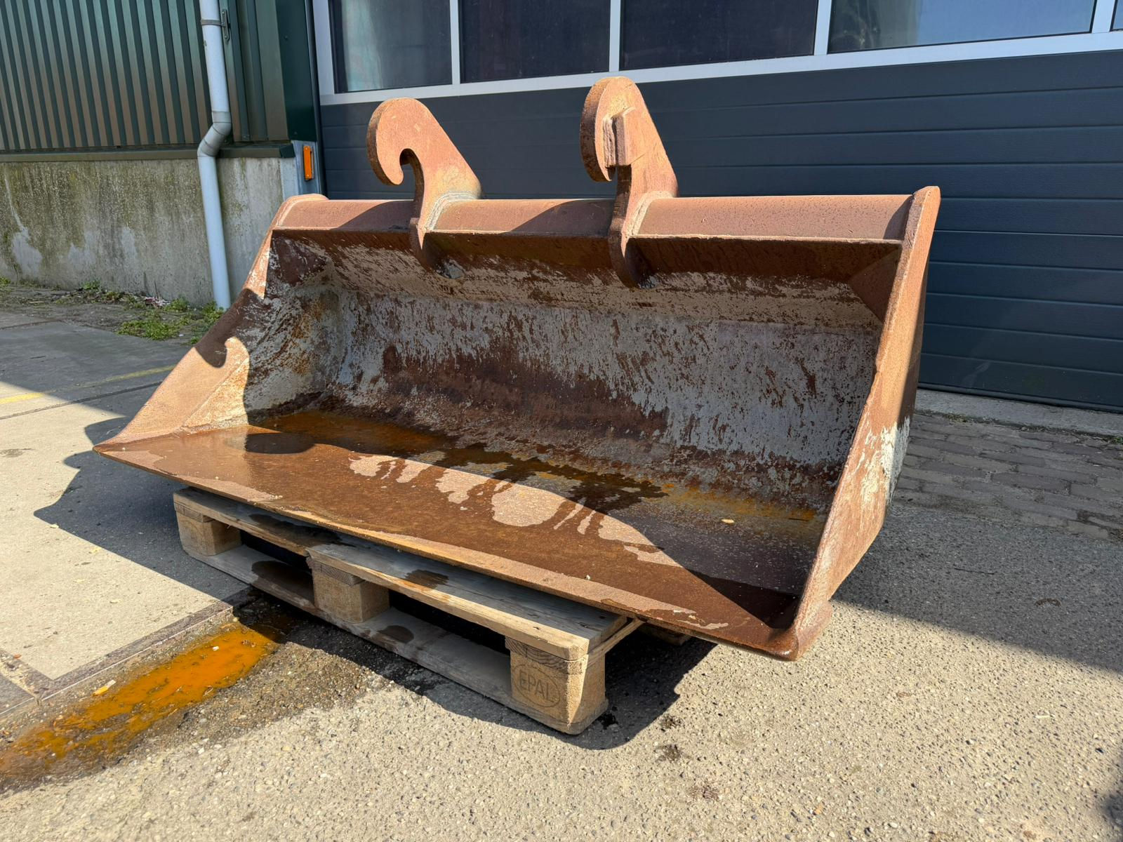 Wide bucket