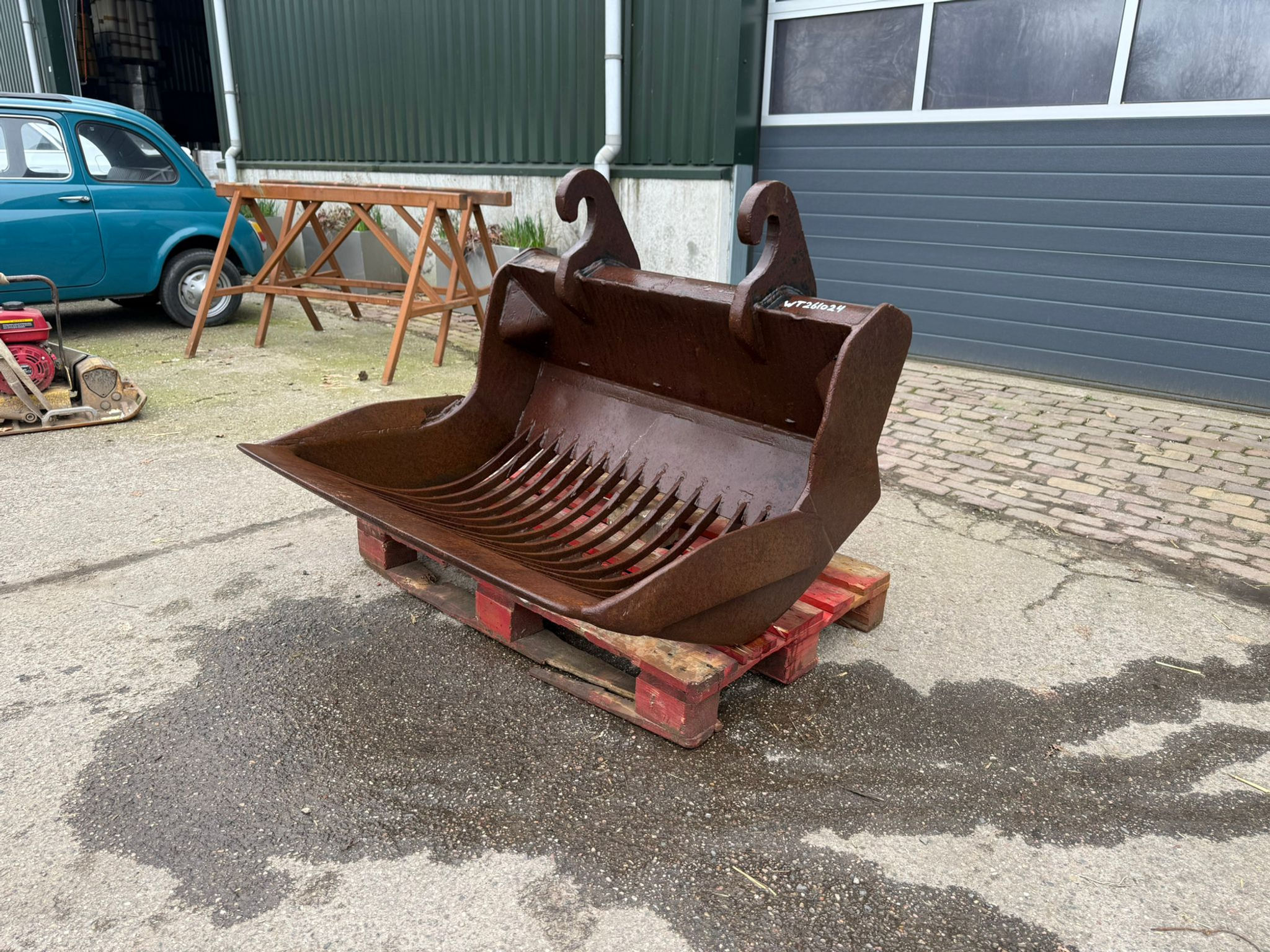 Skeleton bucket