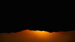 陽の山に夜が暮れて