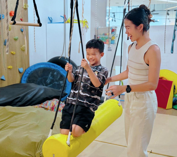 A Little Marvels therapist working with a child