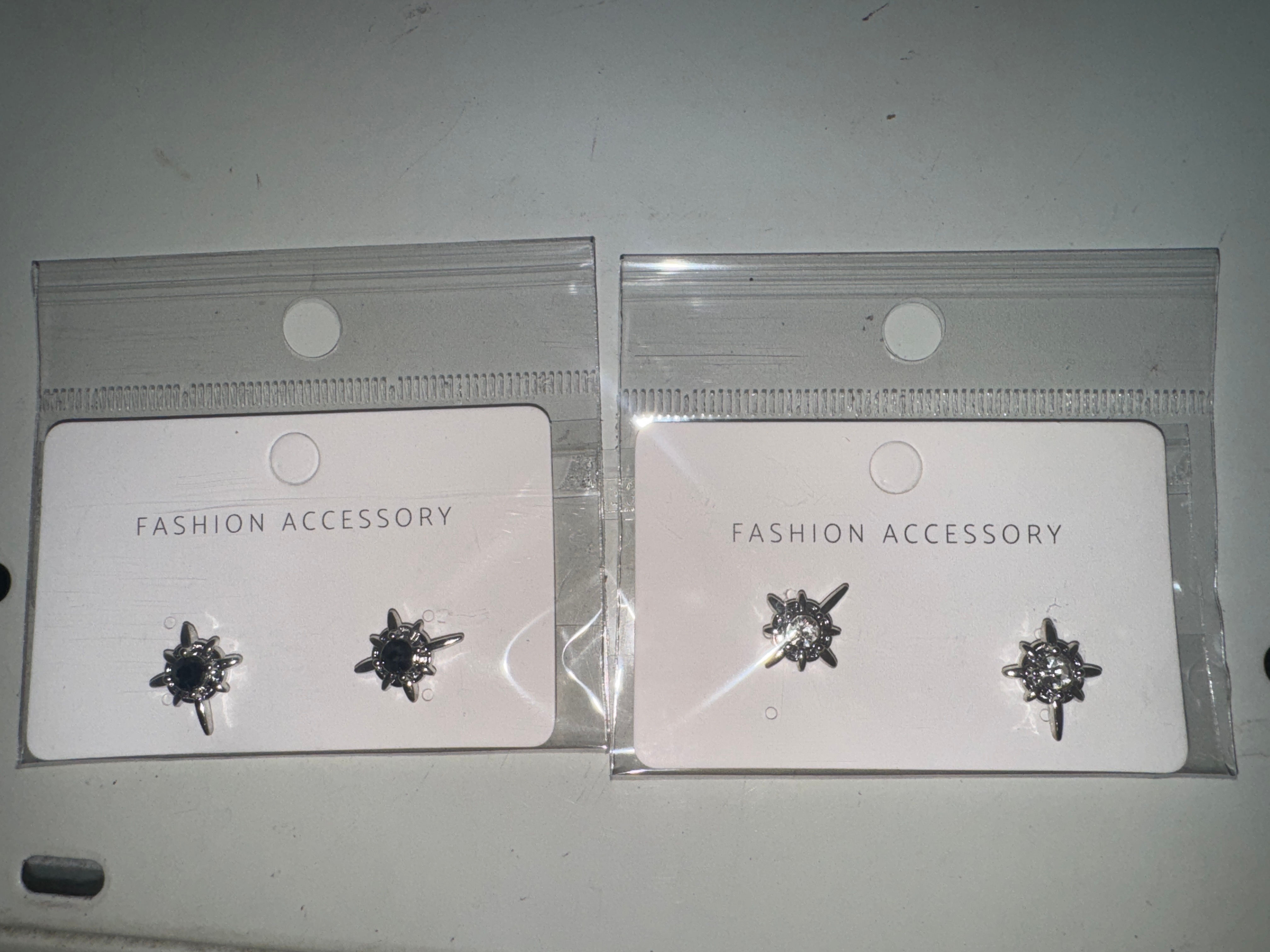 第三箱  YT1910783765970  周*  2025/01/08  北极星黑色1对+白色1对【赠送耳饰收纳盒】超值百搭套装