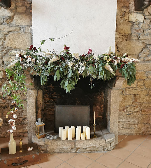 une cheminée décoré cheminée fleuri