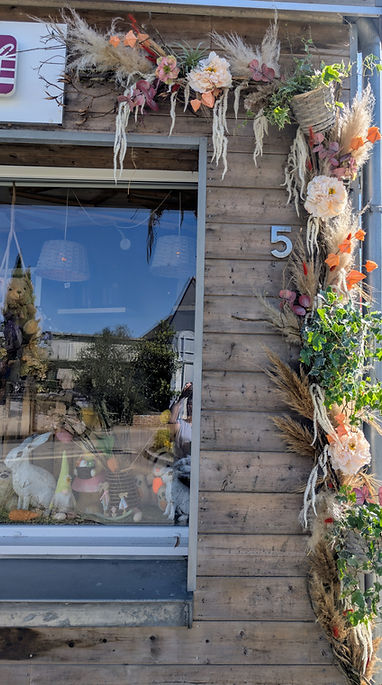 Atelier ciel et terre, façade fleuri , Vitrine fleuri, abonnement floral Guenrouet , Chococave
