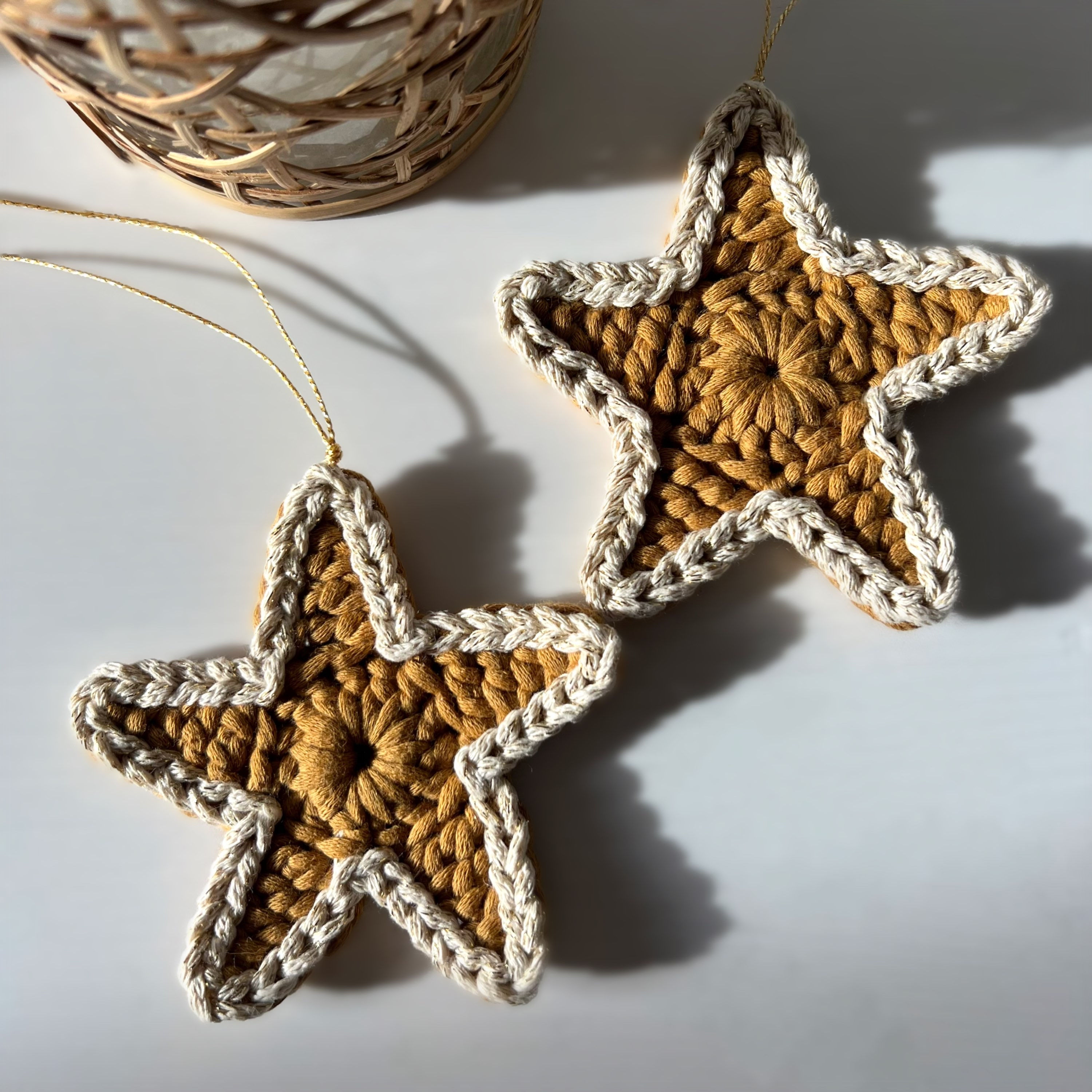 Petites étoiles en crochet à suspendre (lot de 2)