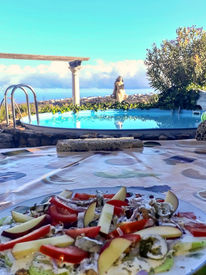 frische Salatplatte als Abendmahlzeit mit Blick über den Pool und den Atlantik am unteren Poolgarten der Finca Pino Gordo
