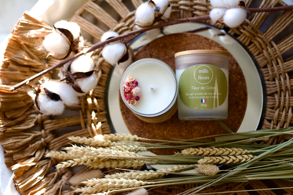 Miniature : bougie végétale fleur de coton 150gr, contenant verre, photo ambiance deco floral et rotin