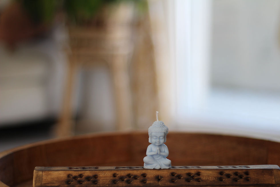 Bougie Bouddha mains en prière bleu ciel – Bougie artisanale non parfumée pour méditation et décoration – Mille Fleurs