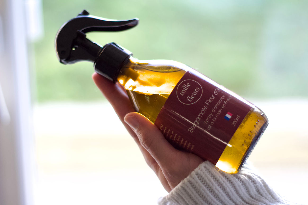 Photo de spray dambiance tenu dans la main au parfum, bergamote fleur d'oranger