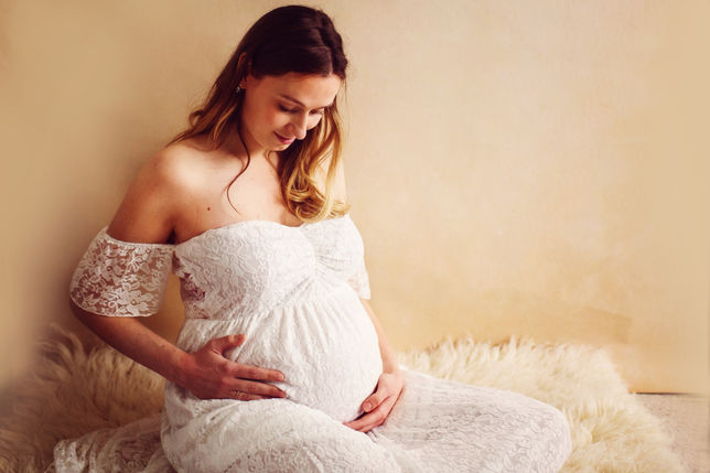 Maternity photoshoot in Delft – Timeless and elegant pregnancy photography
