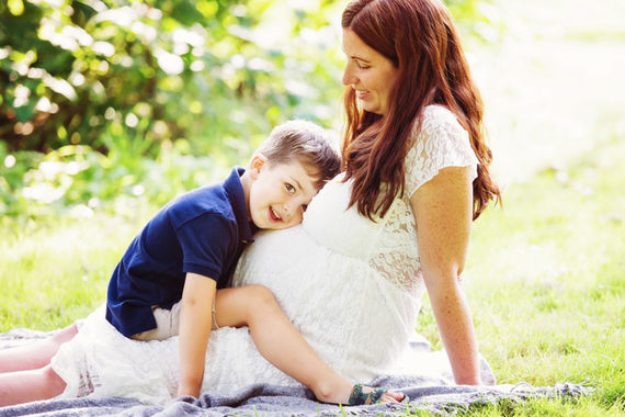 "Soft and natural pregnancy photoshoot in Schiedam – Beautiful moments of motherhood."