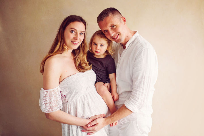 Vlaardingen maternity session – Capturing love and anticipation before birth.