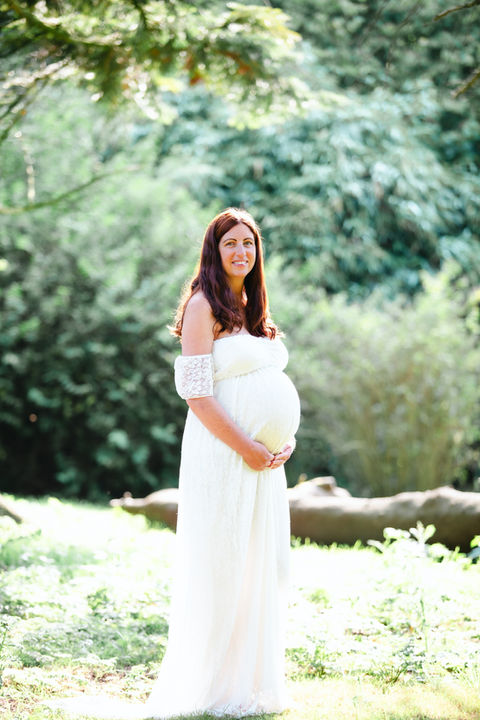 Zwangere vrouw in de natuur park in Delft