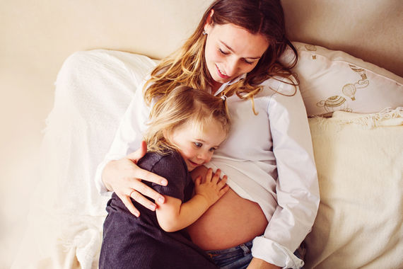 "Tijdloze en zachte zwangerschapsfoto’s in Vlaardingen – Vier je zwangerschap in beeld.