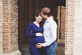 Beauty of Motherhood: The Timeless Charm of a Pregnancy Photoshoot in Delft's Historic Center"