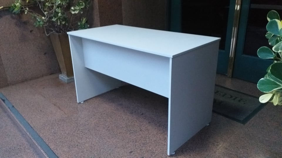 Mesa para escritório com 2 gavetas pé painel