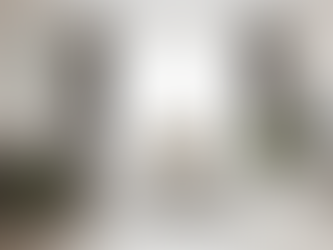 Cadeira Luís XV com estofos clássicos em ambiente moderno