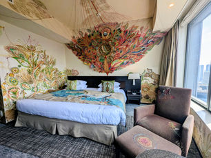 Park Hotel Tokyo offers an immersion in the city's artful culture. The hotel is unique because 51 of its 268 guest rooms are individually designed by accomplished artists.