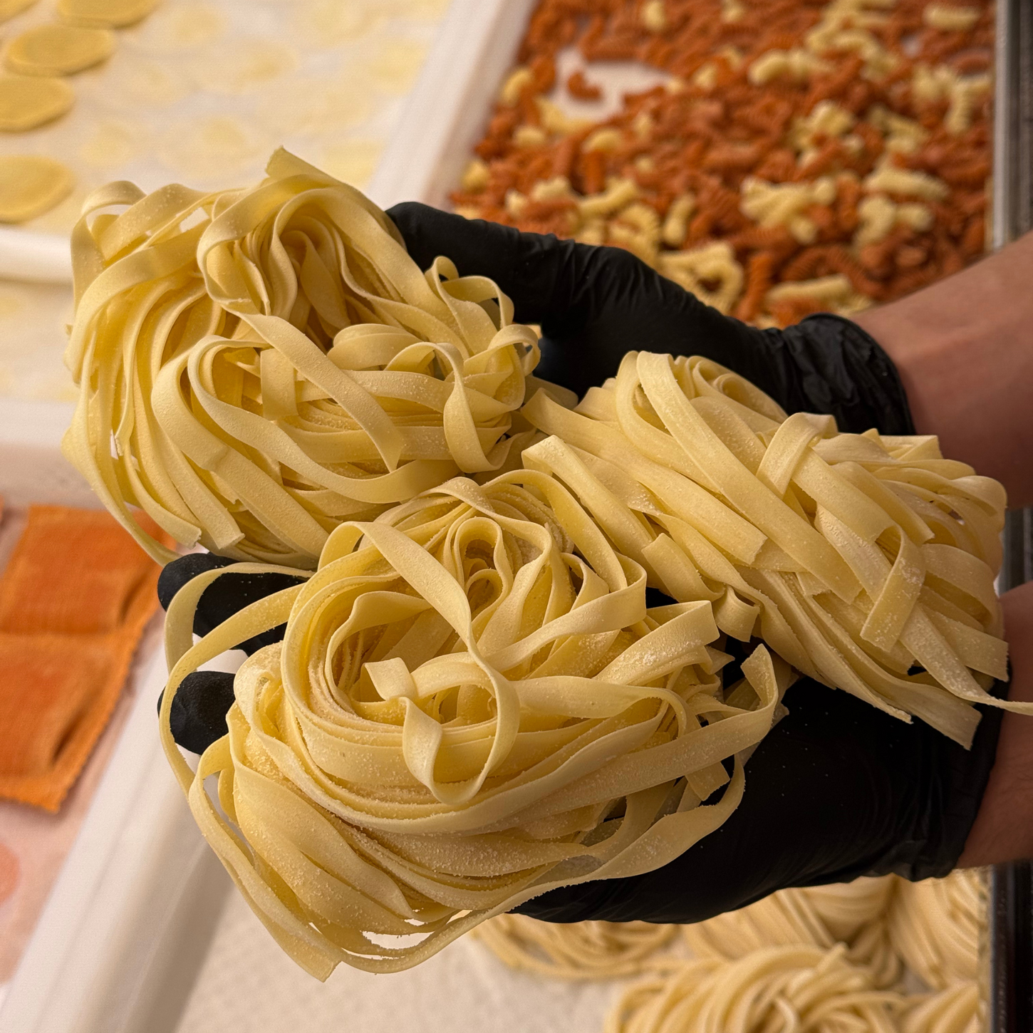 I migliori sughi italiani !
Vegan friendly & naturellement saines : nos pâtes fraîches sont adaptées à tous, sans œufs ni additifs, pour laisser toute la place au vrai goût de l’Italie.
Découvrez nos recettes artisanales, nos sauces maison et notre service traiteur italien à Genève. Que ce soit pour un repas du quotidien à emporter et savourer chez vous ou au bureau, ou pour un événement spécial et une réception conviviale, DaMa La pasta dessine l’Italie sur votre table.
VIVA ITALIA !