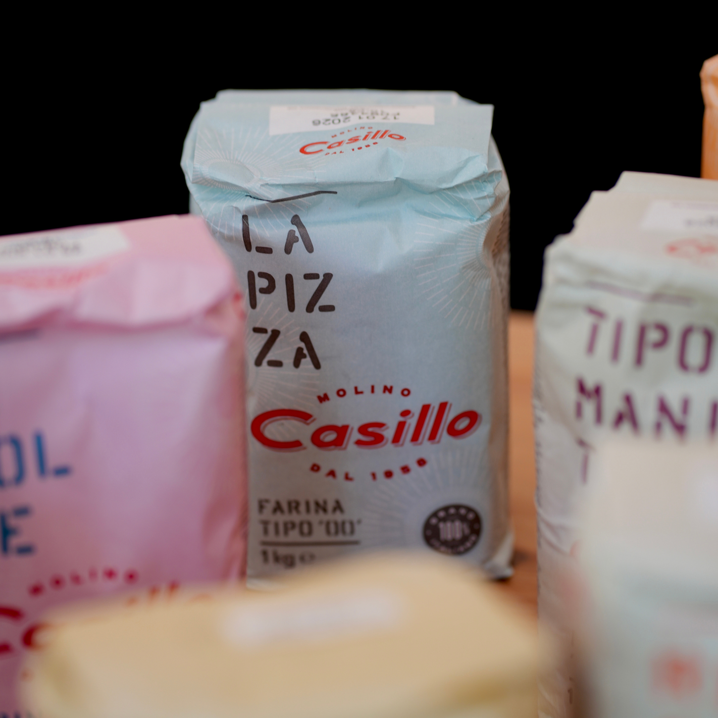 I migliori sughi italiani !
Vegan friendly & naturellement saines : nos pâtes fraîches sont adaptées à tous, sans œufs ni additifs, pour laisser toute la place au vrai goût de l’Italie.
Découvrez nos recettes artisanales, nos sauces maison et notre service traiteur italien à Genève. Que ce soit pour un repas du quotidien à emporter et savourer chez vous ou au bureau, ou pour un événement spécial et une réception conviviale, DaMa La pasta dessine l’Italie sur votre table.
VIVA ITALIA !