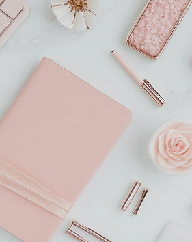 pink-workspace-marble-desk-feminine-blog