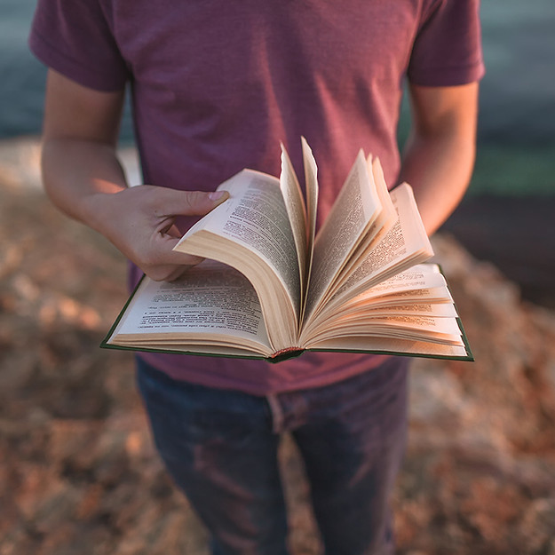 Hombre con el libro