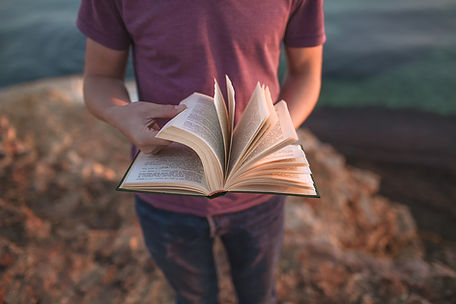 Mann mit Buch