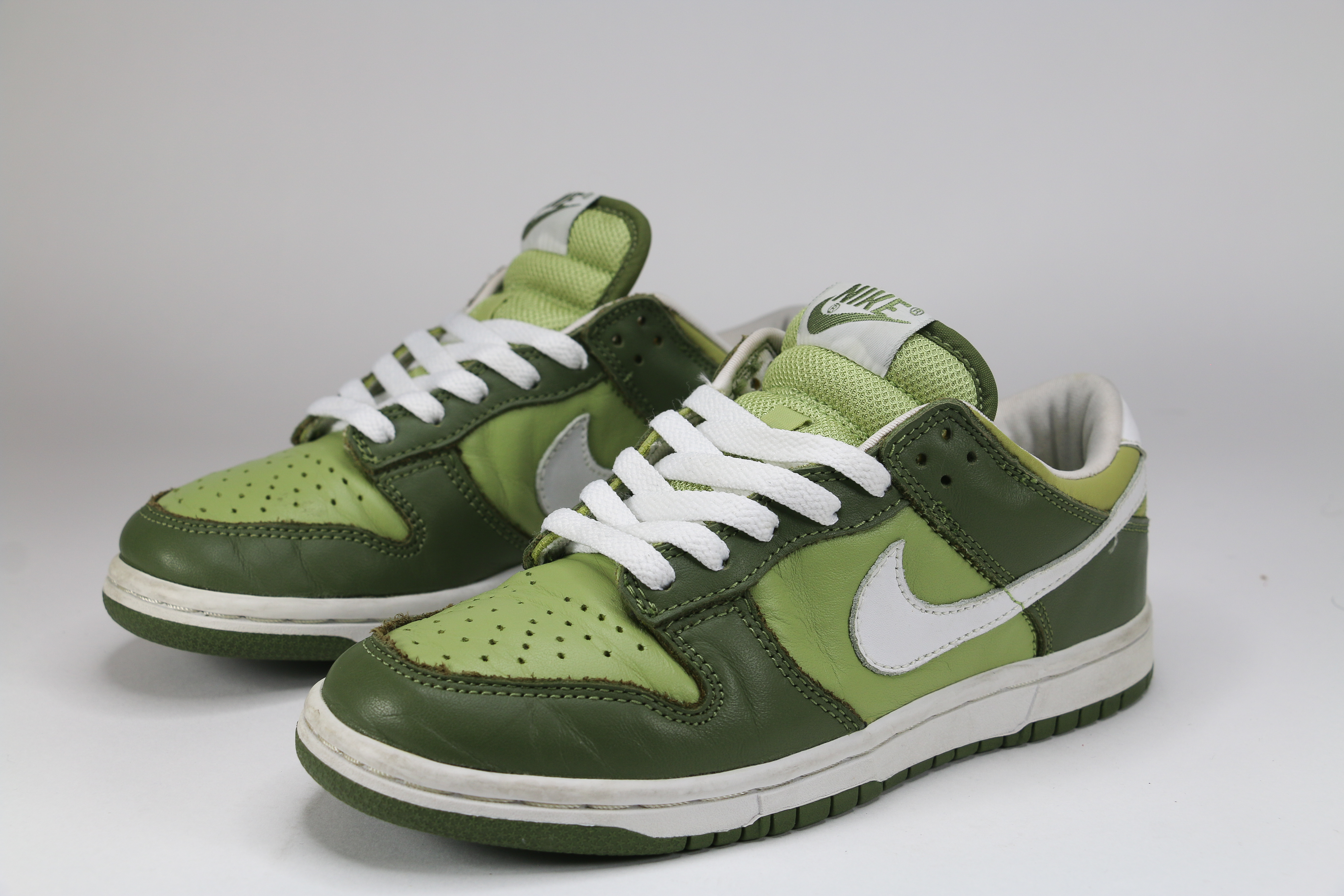 Найк олив. Кроссовки найк оливково белые. Nike sb dunk low dusty olive. Nike dunk women. Nike dunk low dusty olive.