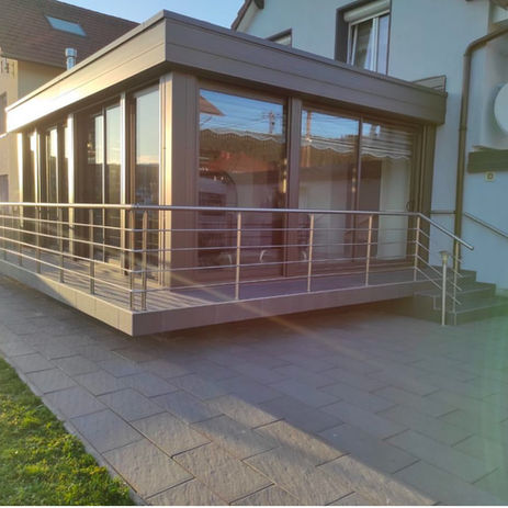 Véranda moderne vitrée réalisée par DO RENOVATION – extension lumineuse sur maison existante