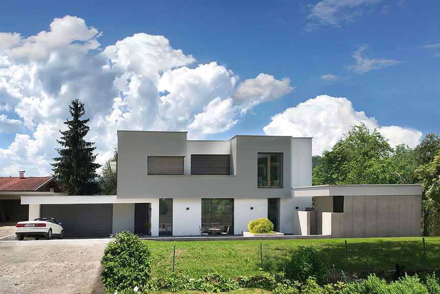 Haus in Niederndorf, Straßenansicht mit Garage und Schuppen