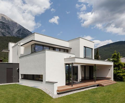 Haus in Telfs 2, Baukörper gleichen die Hanglage aus