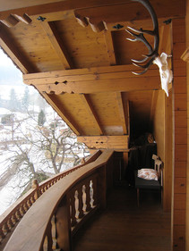 Umbau  in Aschau, Geschnitzter Balkon im Winter