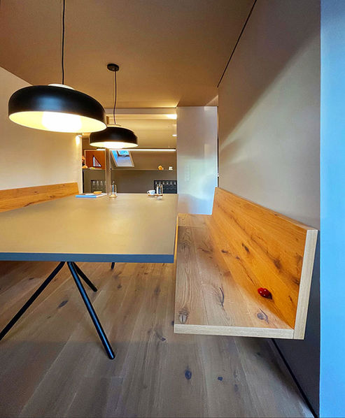 Umbau in Telfs, Massiven Sitzbänken aus Eiche