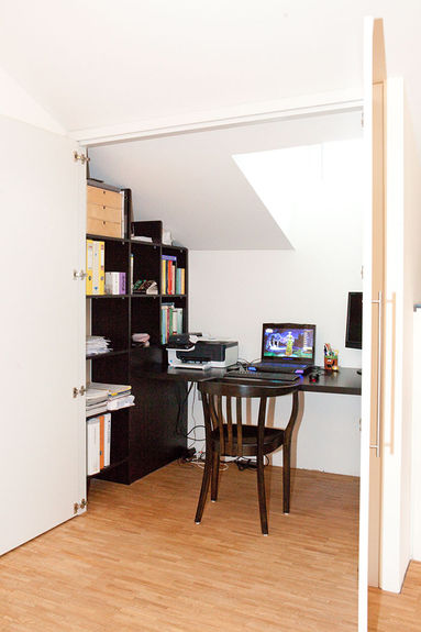 Umbau in Hall in Tirol 2, Arbeitsplatz hinter zwei Türen