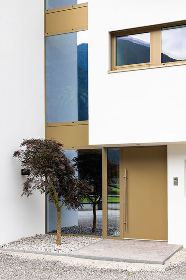 Mehrfamilienhaus im Zillertal, Eingangsbereich überdacht