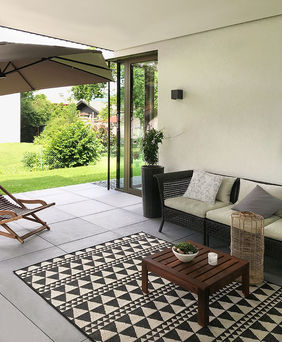 Haus in Niederndorf, Loungeterrasse im Zentrum des Hauses