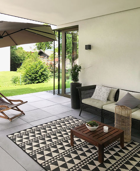 Haus in Niederndorf, Loungeterrasse im Zentrum des Hauses