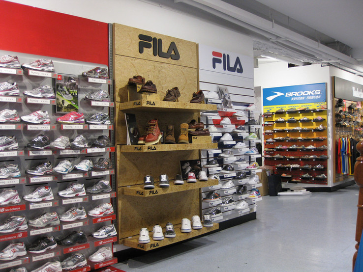 皮革休閒鞋, 市場規模, 品質要求, 型錄設計, 展示方式, 美感, 拍攝環境, 光影效果, 拍攝角度, 展示空間