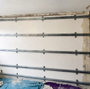 Resilient bars fitted to an internal wall for soundproofing