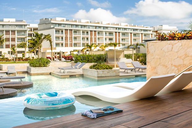 MECM Swim up Suite Outdoor Jacuzzi.jpg