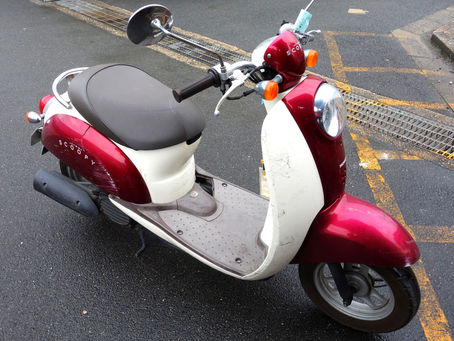 パンクした原付スクーター、ホンダ・クレアスクーピーの出張修理に、京都市西京区方面にお伺い。